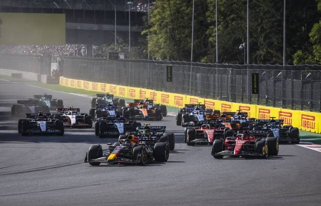 01 VERSTAPPEN Max (nld), Red Bull Racing RB19, action with 16 LECLERC Charles (mco), Scuderia Ferrari SF-23, action, second start during the 2023 Formula 1 Grand Premio de la Ciudad de Mexico, 19th round of the 2023 Formula One World Championship, WM, Weltmeisterschaft from October 27 to 29, 2023 on the Autodromo Hermanos Rodriguez, in Mexico City, Mexico - F1 - MEXICO CITY GRAND PRIX 2023 - RACE DPPI Panoramic G0OD7130