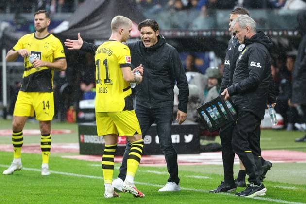 Sport Themen der Woche KW43 Sport Bilder des Tages 1. Bundesliga - Eintracht Frankfurt - Borussia Dortmund am 29.10.2023 im Deutsche Bank Park in Frankfurt Trainer Edin Terzic (Dortmund) diskutiert mit Marco Reus (Dortmund 11) *** 1 Bundesliga Eintracht Frankfurt Borussia Dortmund on 29 10 2023 at Deutsche Bank Park in Frankfurt coach Edin Terzic Dortmund discusses with Marco Reus Dortmund 11 MH
