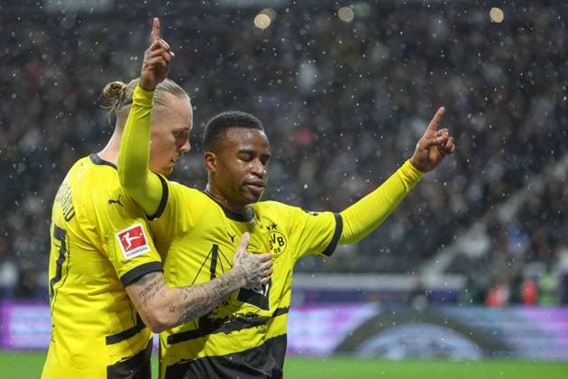 Sport Themen der Woche KW43 Sport Bilder des Tages 1. Bundesliga - Eintracht Frankfurt - Borussia Dortmund am 29.10.2023 im Deutsche Bank Park in Frankfurt Jubel, Torjubel, Torschuetze, Torschütze Youssoufa Moukoko (Dortmund 18) jubelt nach seinem Tor zum 2 zu 2 mit Marius Wolf (Dortmund 17) *** 1 Bundesliga Eintracht Frankfurt Borussia Dortmund on 29 10 2023 at Deutsche Bank Park in Frankfurt cheering, goal celebration, goal scorer Youssoufa Moukoko Dortmund 18 cheers after his goal to 2 to 2 with Marius Wolf Dortmund 17 MH