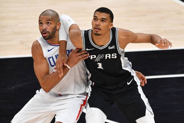 Sport Themen der Woche KW43 Sport Bilder des Tages LOS ANGELES, CA - OCTOBER 29: San Antonio Spurs Forward Victor Wembanyama (1) battles Los Angeles Clippers forward Nicolas Batum (33) inside during a NBA, Basketball Herren, USA game between the San Antonio Spurs and the Los Angeles Clippers on October 29, 2023 at Crypto.com Arena in Los Angeles, CA. (Photo by Brian Rothmuller Icon Sportswire) NBA: OCT 29 Spurs at Clippers EDITORIAL USE ONLY Icon231029008