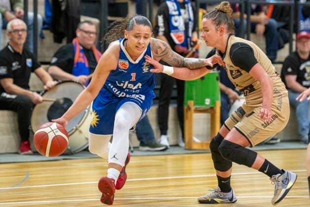 Halle, Deutschland 29. Oktober 2023: 1.BBL - Damen - 2023 2024 - Gisa Lions MBC vs. Inexio Roals Saarlouis v. li. im Zweikampf Sabrina Haines (Halle) und Monika Maczk (Saarlouis) SWH.arena Sachsen Anhalt Copyright: xFotostandx xxBallaschx