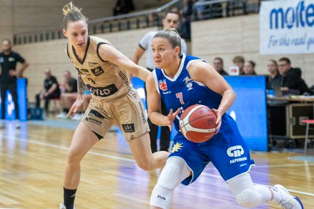 Halle, Deutschland 29. Oktober 2023: 1.BBL - Damen - 2023 2024 - Gisa Lions MBC vs. Inexio Roals Saarlouis v. li. im Zweikampf Sylwia Bujniak (Saarlouis) und Laura Schinkel (Halle) SWH.arena Sachsen Anhalt Copyright: xFotostandx xxBallaschx