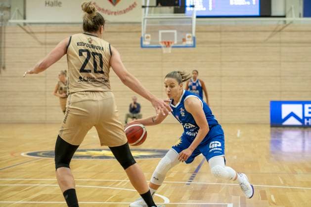 Halle, Deutschland 29. Oktober 2023: 1.BBL - Damen - 2023 2024 - Gisa Lions MBC vs. Inexio Roals Saarlouis v.li. Maria Kostourkova (Saarlouis) und Laura Schinkel (Halle) SWH.arena Sachsen Anhalt Copyright: xFotostandx xxBallaschx