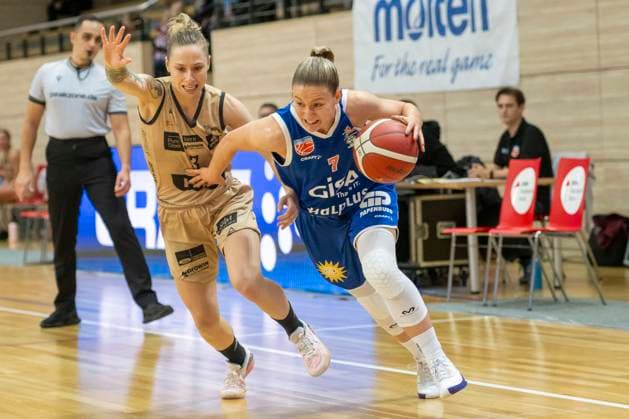 Halle, Deutschland 29. Oktober 2023: 1.BBL - Damen - 2023 2024 - Gisa Lions MBC vs. Inexio Roals Saarlouis v. li. im Zweikampf Sylwia Bujniak (Saarlouis) und Laura Schinkel (Halle) SWH.arena Sachsen Anhalt Copyright: xFotostandx xxBallaschx