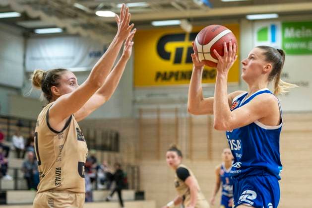 Halle, Deutschland 29. Oktober 2023: 1.BBL - Damen - 2023 2024 - Gisa Lions MBC vs. Inexio Roals Saarlouis v.li. Maria Kostourkova (Saarlouis) und Meret Kleine Beek (Halle) SWH.arena Sachsen Anhalt Copyright: xFotostandx xxBallaschx