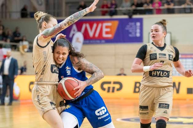 Halle, Deutschland 29. Oktober 2023: 1.BBL - Damen - 2023 2024 - Gisa Lions MBC vs. Inexio Roals Saarlouis v. li. im Zweikampf Sylwia Bujniak (Saarlouis) und Sabrina Haines (Halle) SWH.arena Sachsen Anhalt Copyright: xFotostandx xxBallaschx