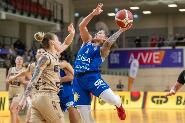 Halle, Deutschland 29. Oktober 2023: 1.BBL - Damen - 2023 2024 - Gisa Lions MBC vs. Inexio Roals Saarlouis v. li. im Zweikampf Sylwia Bujniak (Saarlouis) und Sabrina Haines (Halle) SWH.arena Sachsen Anhalt Copyright: xFotostandx xxBallaschx