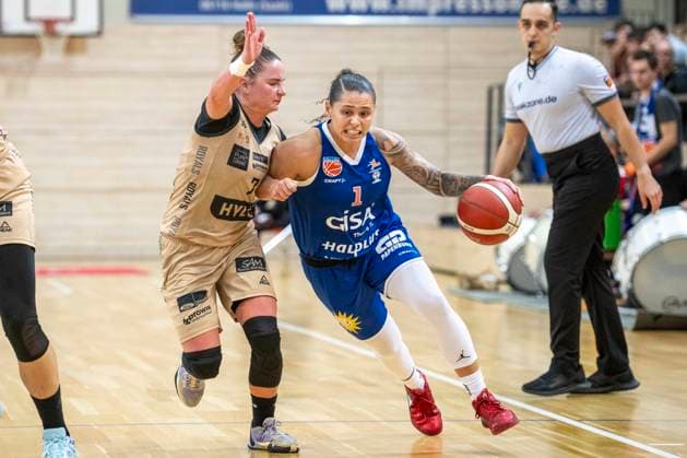 Halle, Deutschland 29. Oktober 2023: 1.BBL - Damen - 2023 2024 - Gisa Lions MBC vs. Inexio Roals Saarlouis v. li. im Zweikampf Monika Maczk (Saarlouis) und Sabrina Haines (Halle) SWH.arena Sachsen Anhalt Copyright: xFotostandx xxBallaschx