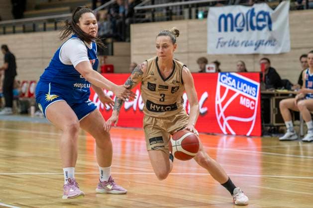 Halle, Deutschland 29. Oktober 2023: 1.BBL - Damen - 2023 2024 - Gisa Lions MBC vs. Inexio Roals Saarlouis v. li. im Zweikampf Elea Gaba (Halle) und Sylwia Bujniak (Saarlouis) SWH.arena Sachsen Anhalt Copyright: xFotostandx xxBallaschx