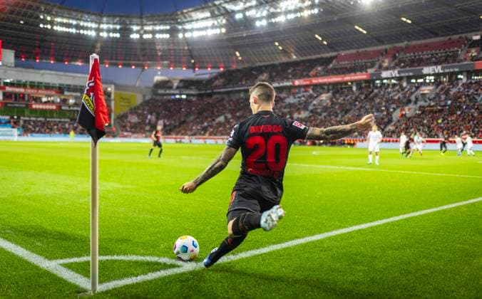 Leverkusen, Germany. 29th Oct 2023. Alejandro Grimaldo (Leverkusen) tritt eine Ecke Bayer Leverkusen - SC Freiburg 29.10.2023