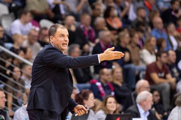 Head Coach Nikola MARKOVIC (CRA, mi.) zeigt die Richtung an, energisch, Geste. Endstand 90:68, Basketball 1.Bundesliga Telekom Baskets Bonn-HAKRO Merlins Crailsheim BON vs CRA 5. Spieltag, im T E L E K O M D O M E, am 29.10.2023 Â