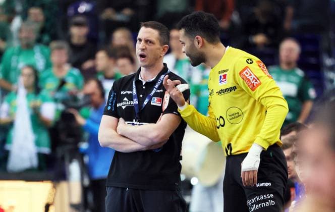 Leipzig, 29.10.2023, Arena Leipzig, Handball, 1.Bundesliga, 11.Spieltag , DHfK Leipzig vs. HBW Balingen-Weilstetten 26:25 (14:8) , Im Bild von links; Trainer Jens Bürkle Buerkler, HBW Balingen, Torwart El-Tayar,ÊMohamed Essam Moustafa (12, Balingen). ,