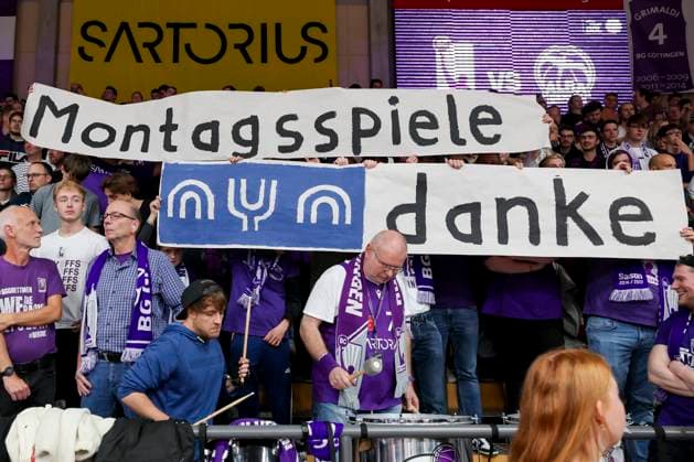 Sport Bilder des Tages Germany, Goettingen, 30.10.2023, Sparkassen Arena, BG Goettingen vs Alba Berlin - 1. Basketball Bundesliga der Maenner, Goettingen fans complain about scheduling as Monday game and criticize streaming service Dyn Goettingen Sparkassen Arena Germany