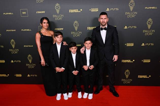 Sport Bilder des Tages Lionel Messi - Antonela Roccuzzo et ses enfants Thiago Mateo et Ciro FOOTBALL : Ballon d Or 2023 - Paris - 30 10 2023 FedericoPestellini Panoramic 