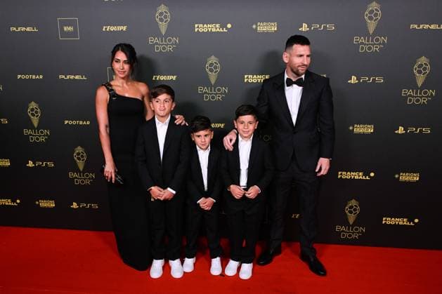 Lionel Messi - Antonela Roccuzzo et ses enfants Thiago Mateo et Ciro FOOTBALL : Ballon d Or 2023 - Paris - 30 10 2023 FedericoPestellini Panoramic 