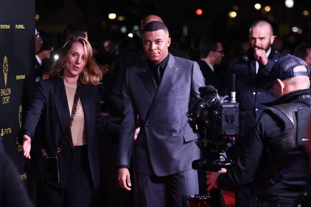 Sport Bilder des Tages Ballon d or 2023 PHOTOPQR LE PARISIEN Fred Dugit ; Paris ; 30 10 2023 ; Théâtre du Châtelet (Paris Ier), le 30 octobre 2023 Tapis rouge de la 67e édition du Ballon d or Kylian MBappé Photo LP Fred Dugit 2023 Ballon d Or France Football award ceremony at the Theatre du Chatelet in Paris on October 30, 2023.