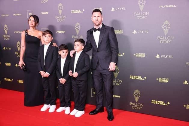 Ballon d or 2023 PHOTOPQR LE PARISIEN Fred Dugit ; Paris ; 30 10 2023 ; Théâtre du Châtelet (Paris Ier), le 30 octobre 2023 Tapis rouge de la 67e édition du Ballon d or Lionel Messi, sa femme Antonela Roccuzzo et leurs enfants Photo LP Fred Dugit 2023 Ballon d Or France Football award ceremony at the Theatre du Chatelet in Paris on October 30, 2023.