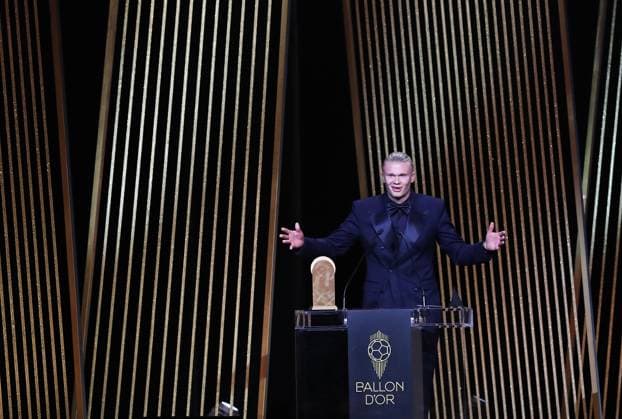 Sport Themen der Woche KW44 Bilder des Jahres 2023, Sport 10 Oktober Sport Bilder des Tages (231031) -- PARIS, Oct. 31, 2023 -- Manchester City s Norwegian forward Erling Haaland speaks on stage as he receives the Gerd Mueller Trophy for Best Striker during the 2023 Ballon d Or France Football award ceremony at the Theatre du Chatelet in Paris on Oct. 30, 2023. ) (SP)FRANCE-PARIS-FOOTBALL-BALLON D OR CEREMONY GaoxJing 