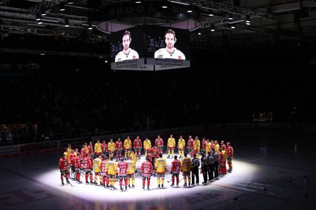 Sport Themen der Woche KW44 Die beiden Mannschaften gdenken an den Toedlich verunglueckten EX-Panther Adam Johnson, Augsburger Panther vs. Duesseldorfer EG, 16. Spieltag, Eishockey, Penny-DEL, 31.10.2023 Augsburg Bayern Deutschland *** The two teams gdenken to the deadly accident EX Panther Adam Johnson, Augsburger Panther vs Duesseldorfer EG, 16 Spieltag, ice hockey, penny DEL, 31 10 2023 Augsburg Bayern Germany Copyright: xkolbert-press ChristianxKolbertx