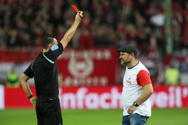 Sport Themen der Woche KW44 Sport Bilder des Tages Schiedsrichter Sven Jablonski zeigt Steffen Baumgart (Trainer FC Koeln) gelb-rot, 31.10.2023, Fußball, DFB-Pokal, 2. Runde, FC Kaiserslautern - FC Koeln, Saison 2023 24, Fritz Walter Stadion, Kaiserslautern, Deutschland, zmdz, ** DFB & DFL regulations prohibit any use of photographs as image sequences and or quasi-video. ** FC Kaiserslautern - FC Koeln *** Referee Sven Jablonski shows Steffen Baumgart coach FC Koeln yellow red, 31 10 2023, Football, DFB Pokal, 2 round, FC Kaiserslautern FC Koeln, season 2023 24, Fritz Walter Stadion, Kaiserslautern, Germany, zmdz, DFB DFL regulations prohibit any use of photographs as image sequences and or quasi video FC Kaiserslautern FC Koeln