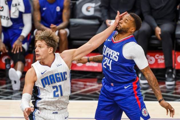 Sport Bilder des Tages October 31, 2023, Los Angeles, California, USA: Orlando Magic s MORITZ WAGNER, left, slaps Los Angeles Clippers Norman Powell during an NBA, Basketball Herren, USA basketball game at Crypto.com Arena in Los Angeles. Los Angeles USA - ZUMAc68_ 20231031_zaf_c68_012 Copyright: xRingoxChiux