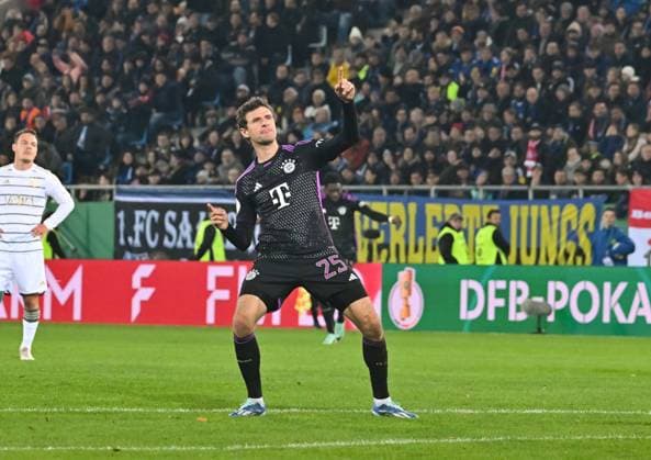 Sport Bilder des Tages 01.11.2023, xsltx, Fussball DFB Pokal 2.Runde, 1.FC Saarbruecken - FC Bayern München emspor, v.l. Thomas Müller (FC Bayern München) jubelt nach dem 1:0 (DFL DFB REGULATIONS PROHIBIT ANY USE OF PHOTOGRAPHS as IMAGE SEQUENCES and or QUASI-VIDEO) Saarbruecken