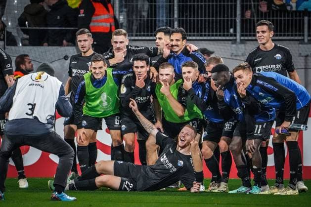 Sport Themen der Woche KW44 Sport Bilder des Tages DFB Pokal: SC Freiburg - SC Paderborn 07 Lustiges Sieger Foto mit Smiley Geste für den Fotografen: Paderborns Kai Klefisch,Marco Schuster, Florent Muslija, Adriano Grimaldi , Sirlord Conteh , Robert Leipertz , Raphael Obermair , David Kinsombi , Visar Musliu , Laurin Curda 01.11.2023; Freiburg im Breisgau, Deutschland, Europa: SC Freiburg - SC Paderborn 07 - DFB-Pokal 2. Runde - Europa-Park Stadion Fussball, Herren, Pokal *** DFB Pokal SC Freiburg SC Paderborn 07 Funny winner photo with smiley gesture for the photographer Paderborns Kai Klefisch,Marco Schuster, Florent Muslija, Adriano Grimaldi , Sirlord Conteh , Robert Leipertz , Raphael Obermair , David Kinsombi , Visar Musliu , Laurin Curda 01 11 2023 Freiburg im Breisgau, Germany, Europe SC Freiburg SC Paderborn 07 DFB Pokal 2 Runde Europa Park Stadion Football, Men, Cup