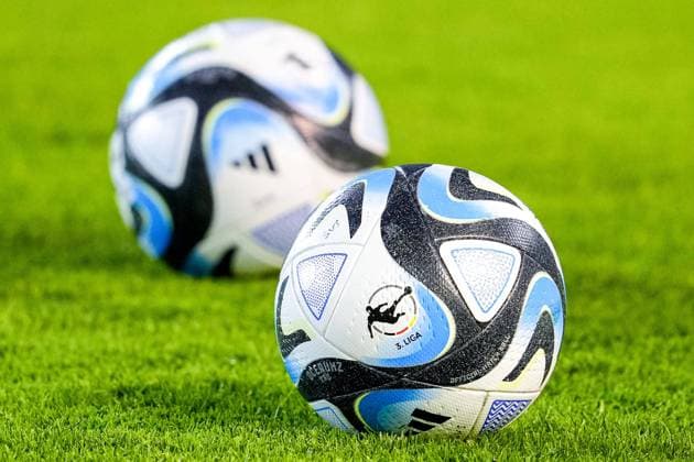 Ein Ball der Marke adidas Oceaunz Pro, Competition Ball liegt auf dem Rasen und zeigt das Logo der 3. Liga, Ligalogo, Bälle, Fußbälle, offizieller Spielball, official Match Ball, Symbolfoto, Symbolbild, Symbol, 01.11.2023, Sandhausen (Deutschland), Fussball, DFB-Pokal, 2. Runde, SV Sandhausen - Bayer 04 Leverkusen, DFB DFL REGULATIONS PROHIBIT ANY USE OF PHOTOGRAPHS AS IMAGE SEQUENCES AND OR QUASI-VIDEO.