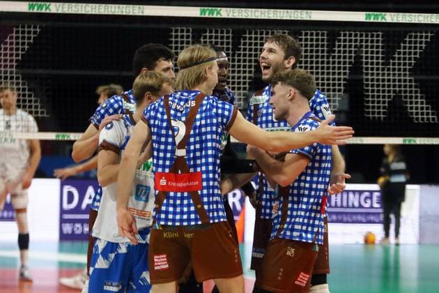 Herrschinger Jubel ueber Punktgewinn He-Volleyballl, Bundesliga 20223 24, WWK Volleys Herrsching vs SVG Lueneburg, 01.11.23, BMW Park. Muenchen, Copyright: WolfgangxFehrmann