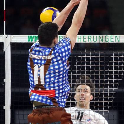 von links Theo TIMMERMANN (Herrsching), Xander Wolf KETRZYNSKI (Lueneburg), He-Volleyballl, Bundesliga 20223 24, WWK Volleys Herrsching vs SVG Lueneburg, 01.11.23, BMW Park. Muenchen, Copyright: WolfgangxFehrmann