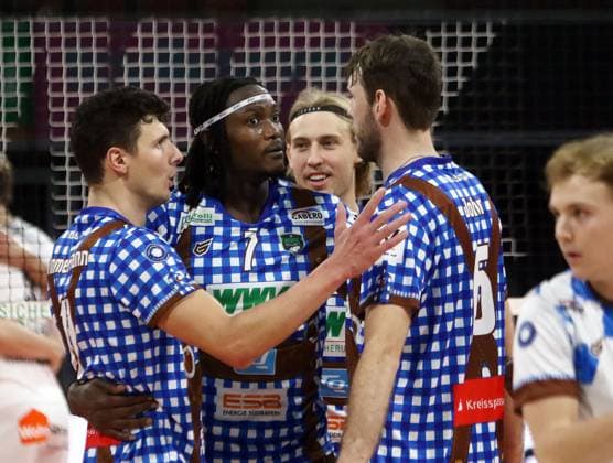 Sport Bilder des Tages 2.v.links Magloire MAYAULA (Herrsching GER), 2.v.r. Daniel GRUVAEUS (Herrsching EST), He-Volleyballl, Bundesliga 20223 24, WWK Volleys Herrsching vs SVG Lueneburg, 01.11.23, BMW Park. Muenchen, Copyright: WolfgangxFehrmann