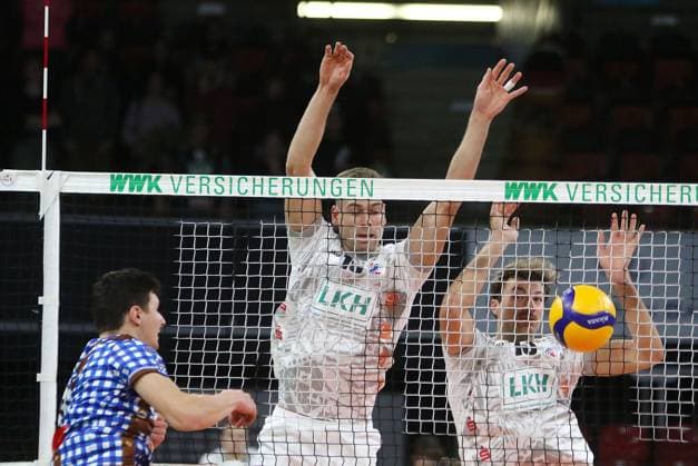 von links Theo TIMMERMANN (Herrsching), Yann BOEHME (Lueneburg), Matthew KNIGGE Lueneburg), He-Volleyballl, Bundesliga 20223 24, WWK Volleys Herrsching vs SVG Lueneburg, 01.11.23, BMW Park. Muenchen, Copyright: WolfgangxFehrmann