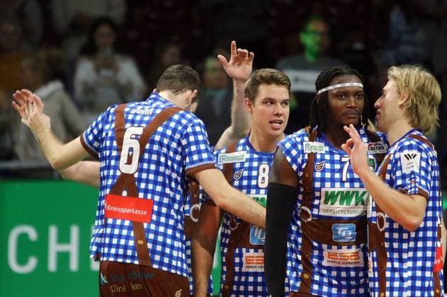 2. von links Jonas KAMINSKI (Herrsching GER), 2.v.r. Magloire MAYAULA (Herrsching), He-Volleyballl, Bundesliga 20223 24, WWK Volleys Herrsching vs SVG Lueneburg, 01.11.23, BMW Park. Muenchen, Copyright: WolfgangxFehrmann