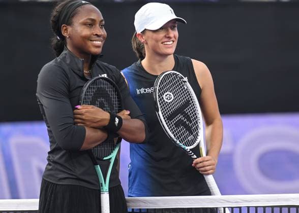 2023 WTA, Tennis Damen Finals - Day 4 CANCUN, MEXICO - NOVEMBER 1: Iga Swiatek of Poland and Coco Gauff of the USA, pose for a picture before the match on Day 4 of the GNP Seguros WTA Finals Cancun 2023 part of the Hologic WTA Tour, on November 1, 2023, in Cancun, Quintana Roo, Mexico. Cancun Mexico  Copyright: xArturxWidakx originalFilename:widak-2023wtaf231101_npxYN.jpg