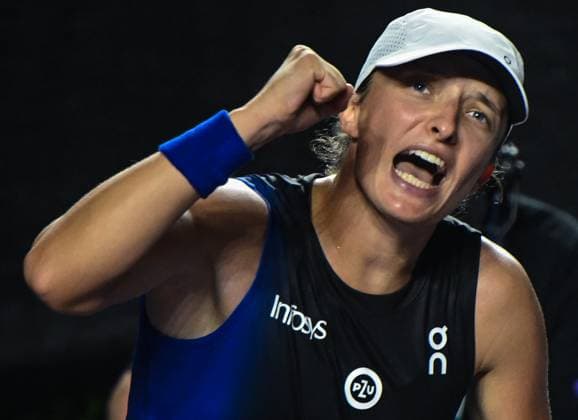 2023 WTA, Tennis Damen Finals - Day 4 CANCUN, MEXICO - NOVEMBER 1: Poland s Iga Swiatek celebrates after she wins her match against Coco Gauff of the USA, on Day 4 of the GNP Seguros WTA Finals Cancun 2023 part of the Hologic WTA Tour, on November 1, 2023, in Cancun, Quintana Roo, Mexico. Cancun Mexico  Copyright: xArturxWidakx originalFilename:widak-2023wtaf231101_np2HV.jpg