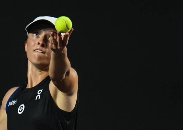 2023 WTA, Tennis Damen Finals - Day 4 CANCUN, MEXICO - NOVEMBER 1: Poland s Iga Swiatek in action during her match against Coco Gauff of the USA, on Day 4 of the GNP Seguros WTA Finals Cancun 2023 part of the Hologic WTA Tour, on November 1, 2023, in Cancun, Quintana Roo, Mexico. Cancun Mexico  Copyright: xArturxWidakx originalFilename:widak-2023wtaf231101_npo0j.jpg