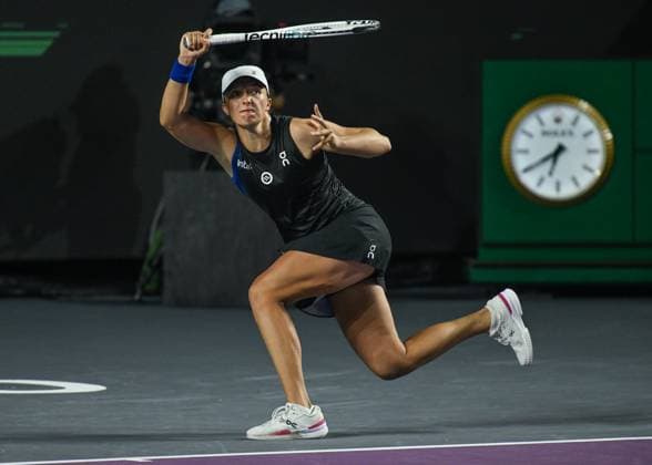 2023 WTA, Tennis Damen Finals - Day 4 CANCUN, MEXICO - NOVEMBER 1: Poland s Iga Swiatek in action during her match against Coco Gauff of the USA, on Day 4 of the GNP Seguros WTA Finals Cancun 2023 part of the Hologic WTA Tour, on November 1, 2023, in Cancun, Quintana Roo, Mexico. Cancun Mexico  Copyright: xArturxWidakx originalFilename:widak-2023wtaf231101_npN0X.jpg