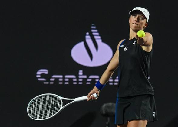 2023 WTA, Tennis Damen Finals - Day 4 CANCUN, MEXICO - NOVEMBER 1: Poland s Iga Swiatek in action during her match against Coco Gauff of the USA, on Day 4 of the GNP Seguros WTA Finals Cancun 2023 part of the Hologic WTA Tour, on November 1, 2023, in Cancun, Quintana Roo, Mexico. Cancun Mexico  Copyright: xArturxWidakx originalFilename:widak-2023wtaf231101_npyQQ.jpg