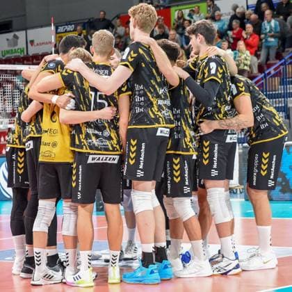 Die Mannschaft der Powervolleys Düren bilden einen Kreis, schwören sich mit einem Mannschaftskreis vor dem Anpfiff ein, Kreis, Teamkreis, Konzentration, Kameradschaft, Ansprache, Motivation, 02.11.2023, Düren (Deutschland), Volleyball, 1. Bundesliga, SWD Powervolleys Düren - Helios Grizzlys Giesen