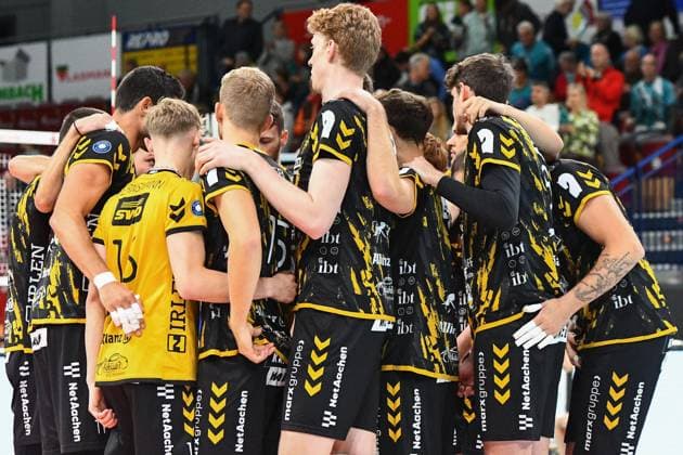 Die Mannschaft der Powervolleys Düren bilden einen Kreis, schwören sich mit einem Mannschaftskreis vor dem Anpfiff ein, Kreis, Teamkreis, Konzentration, Kameradschaft, Ansprache, Motivation, 02.11.2023, Düren (Deutschland), Volleyball, 1. Bundesliga, SWD Powervolleys Düren - Helios Grizzlys Giesen