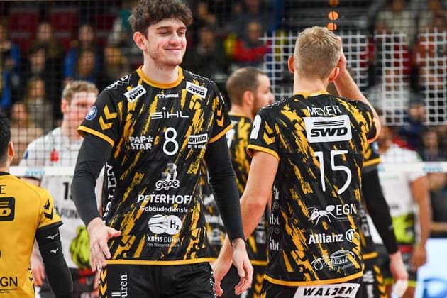 v.li.: Robin Baghdady (Powervolleys Düren, 8), Leo Meyer (Powervolleys Düren, 15) lacht, lachen, fröhlich, strahlend, optimistisch, 02.11.2023, Düren (Deutschland), Volleyball, 1. Bundesliga, SWD Powervolleys Düren - Helios Grizzlys Giesen