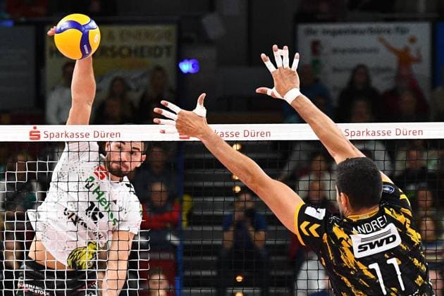 v.li.: Lorenz Karlitzek (Helios Grizzlys Giesen, 15) mit Schmetterball, Michael Andrei (Powervolleys Düren, 11), Aktion, Action, Spielszene, 02.11.2023, Düren (Deutschland), Volleyball, 1. Bundesliga, SWD Powervolleys Düren - Helios Grizzlys Giesen