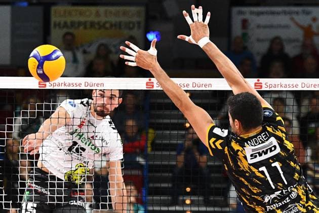 v.li.: Lorenz Karlitzek (Helios Grizzlys Giesen, 15) mit Schmetterball, Michael Andrei (Powervolleys Düren, 11), Aktion, Action, Spielszene, 02.11.2023, Düren (Deutschland), Volleyball, 1. Bundesliga, SWD Powervolleys Düren - Helios Grizzlys Giesen