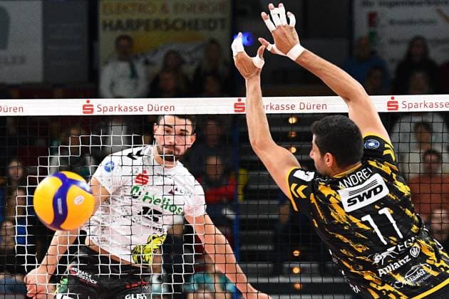 v.li.: Lorenz Karlitzek (Helios Grizzlys Giesen, 15) mit Schmetterball, Michael Andrei (Powervolleys Düren, 11), Aktion, Action, Spielszene, 02.11.2023, Düren (Deutschland), Volleyball, 1. Bundesliga, SWD Powervolleys Düren - Helios Grizzlys Giesen