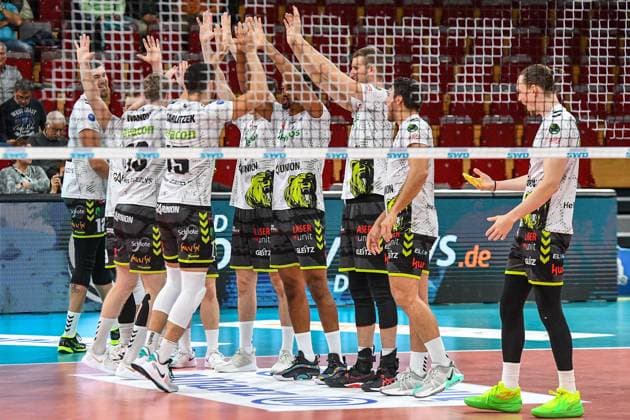 Die Mannschaft von Helios Grizzlys Giesen beim Abklatschen vor Spielbeginn, 02.11.2023, Düren (Deutschland), Volleyball, 1. Bundesliga, SWD Powervolleys Düren - Helios Grizzlys Giesen