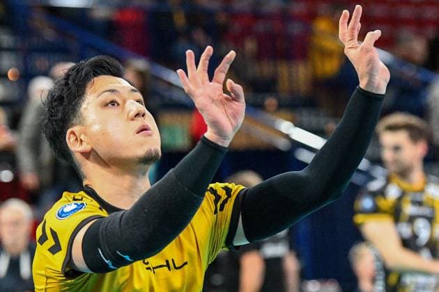 Shohei Nose (Powervolleys Düren, 3) beim Aufwärmen,, 02.11.2023, Düren (Deutschland), Volleyball, 1. Bundesliga, SWD Powervolleys Düren - Helios Grizzlys Giesen