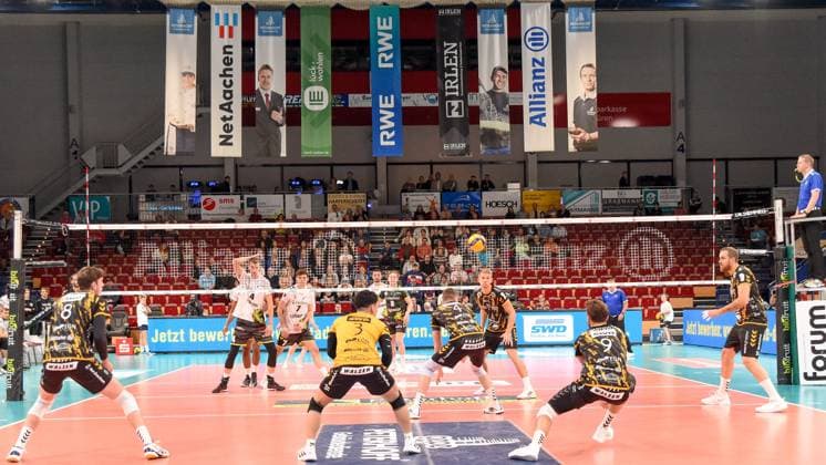 Aktion, Action, Spielszene,, 02.11.2023, Düren (Deutschland), Volleyball, 1. Bundesliga, SWD Powervolleys Düren - Helios Grizzlys Giesen