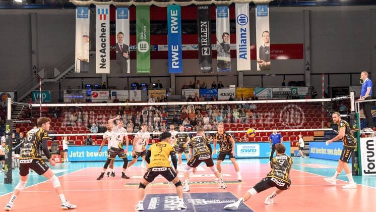 Aktion, Action, Spielszene, , 02.11.2023, Düren (Deutschland), Volleyball, 1. Bundesliga, SWD Powervolleys Düren - Helios Grizzlys Giesen