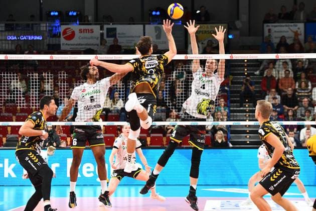 Marcin Ernastowicz (Powervolleys Düren, 9) mit Schmetterball, Michiel Ahyi (Helios Grizzlys Giesen, 6) und Noah Baxpöhler (Baxpoehler) (Helios Grizzlys Giesen, 4) bilden den Block, Aktion, Action, Spielszene, 02.11.2023, Düren (Deutschland), Volleyball, 1. Bundesliga, SWD Powervolleys Düren - Helios Grizzlys Giesen