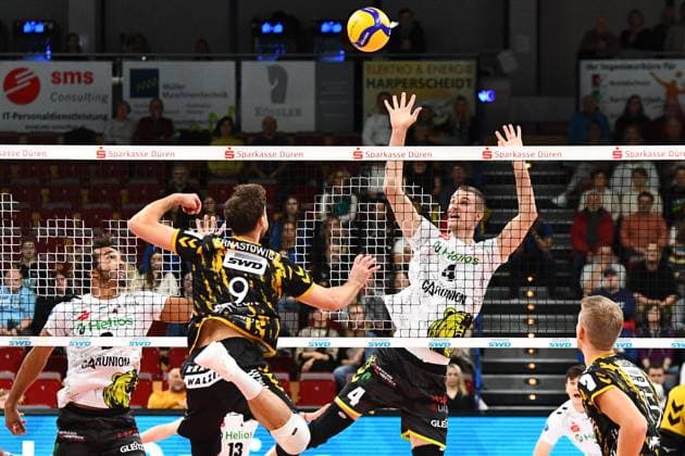 Marcin Ernastowicz (Powervolleys Düren, 9) mit Schmetterball, Michiel Ahyi (Helios Grizzlys Giesen, 6) und Noah Baxpöhler (Baxpoehler) (Helios Grizzlys Giesen, 4) bilden den Block, Aktion, Action, Spielszene, 02.11.2023, Düren (Deutschland), Volleyball, 1. Bundesliga, SWD Powervolleys Düren - Helios Grizzlys Giesen